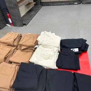 Flera byxmodeller i olika färger och material - Säljer ett stort urval av byxor i olika färger som beige, svart, brun, grön, gul, vit och flera nyanser av blått. Här finns både jeansbyxor och bomullsbyxor i olika passformer och stilar, vissa med fickor och knappar. Perfekt för dig som vill ha variation i garderoben.