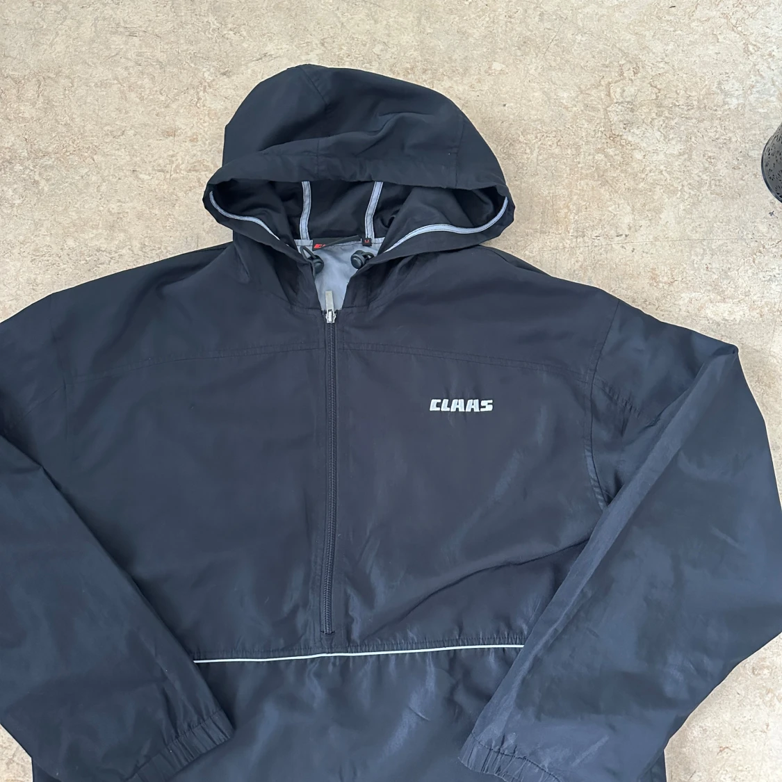 Svart vindjacka med huva från Claas - 3