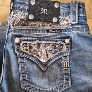 Miss me jeans - säljer ett par jätte fina blåa, bootcut miss me jeans med fina fickor. storlek 27 men är stora i storleken så skulle säga storlek 28/29🩷 långa på mig som är 168cm.