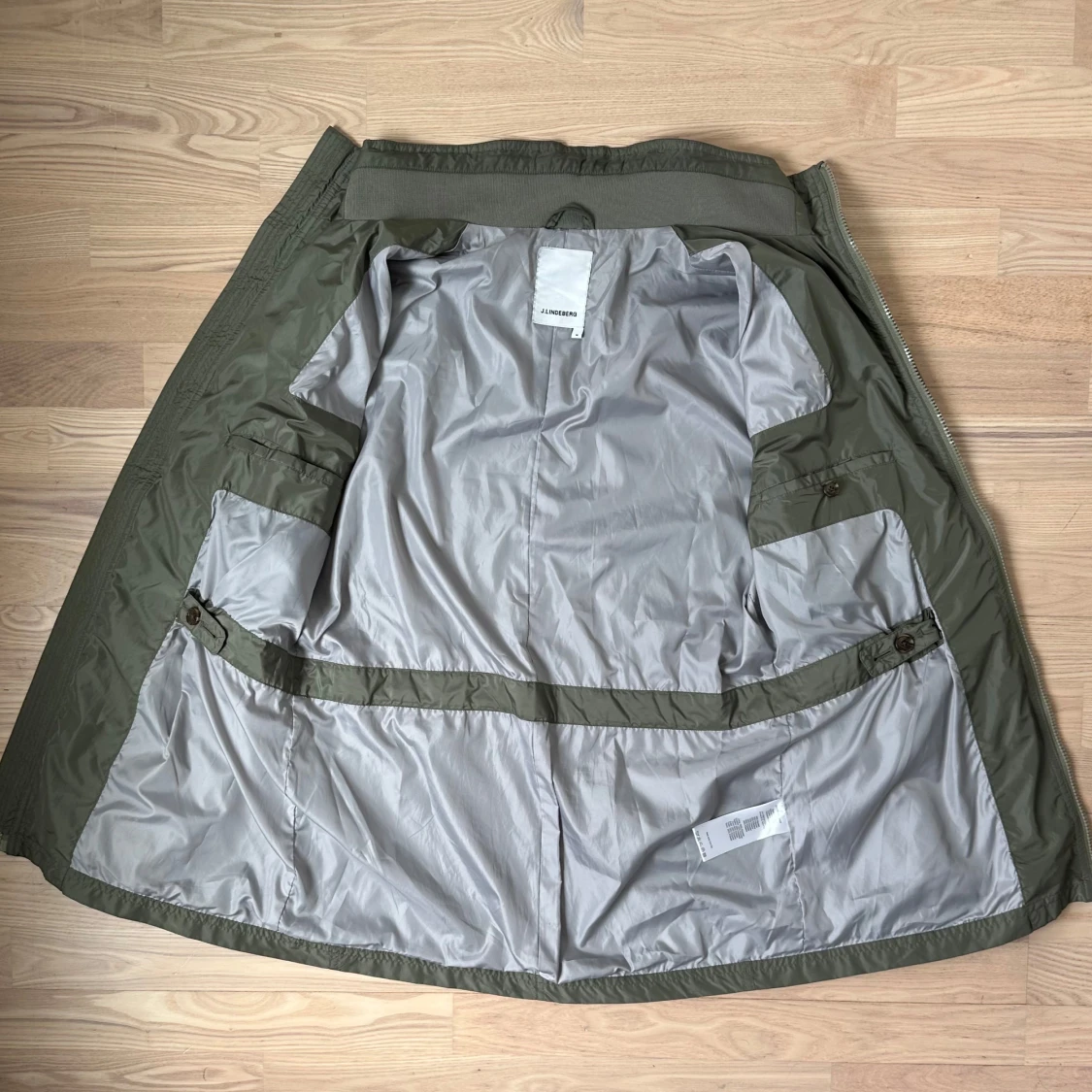 Olivgrön Foreman vindjacka från J.Lindeberg - 1