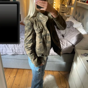 Zara jacka - Kamouflage jacka ifrån Zara i storlek xs, priset går att diskutera💞