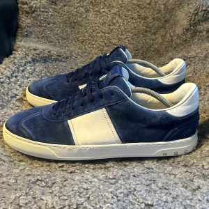 Valentino Flycrew | 45 - Riktigt schyssta Flycrews säljes i den eftertrakta färgen Navy Blue! Alla nitar är kvar, och mockan är i mycket bra skick! Skriv vid frågor 