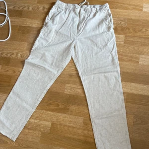 Beiga linnebyxor med resårmidja - Oanvända linnebyxor storlek 31/32 