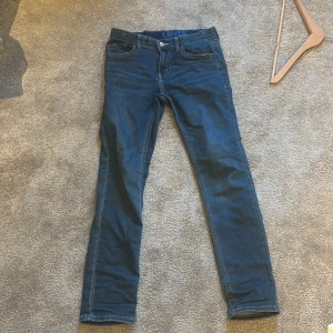 Levis blå jeansbyxor straight fit - Säljer ett par klassiska blå Levis jeans med rak passform. Perfekta till vardags och passar till det mesta.