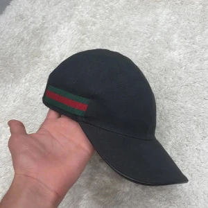 Gucci keps - Jätte bra skick som ny. Box och kvitto följer med. (Priset kan diskuteras)