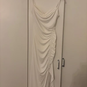 Vit långklänning Zara - Helt ny oanvänd klänning från Zara i storlek S, som passar perfekt för studenten eller liknande 