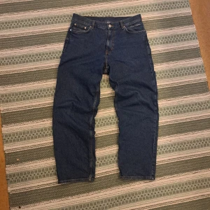 SWEET SKTBS jeans - Säljer ett par mörkblå jeansbyxor från SWEET SKTBS
