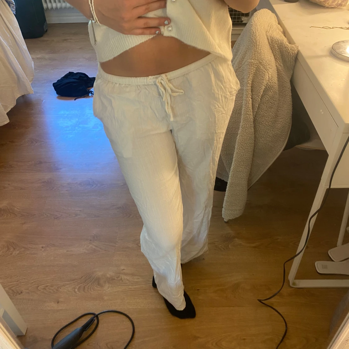 Vita linnebyxor med dragsko