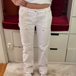 Vita jeansbyxor från Filippa K - Helt nya Filippa K jeans med prislapp kvar! Nypris: 2700 kr Klassiska, raka jeans i fin kvalitet – perfekta att styla både upp och ner. Jag är 162 cm och har vikt upp kanten på bilden eftersom de är lite långa – men de kan lika gärna vikas inåt om man föredrar det. Jeansen är helt perfekta nu till sommaren🩷Hör av dig vid intresse❣️❣️❣️