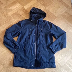 Field jacka  - Hej, Helt oanvänd vindjacka i storlek S från dressman. Nypris: kr2000 Tveka inte på att skriva vid frågor. 