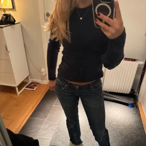Mörkblå stickad tröja - Säljer den här jättefina tröjan från subdued eftersom att jag inte tyckte tyvärr inte att den passade på mig, super fint och skönt material, storlek S men passsst mig som har xxs-s🥰(första bilden är inte min)
