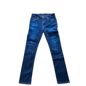 Marinblå Nudie Jeans - Tja! Säljer dessa feta marinblå jeans från Nudie jeans med snygga urtvättngar. Mycket fint skick, i modellen Thin Finn (Skinny/Slim). Han på bilden ca 180 lång, ca 70kg, har vanligtvis W29/W30 och L34. Skriv vid minsta fundering, priset är självklart inte ristat i sten🤩🤩🤩