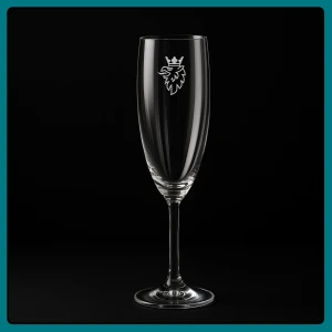 Champagneglas - SAAB - Nytt och oanvänt! Går köpa flera om så önskas. Perfekt present eller ett elegant glas att ha på själv.  Graverad detalj – Gravyr enligt bild med en unik touch. Specifikationer: Antal: 1st Höjd: 21 cm Volym: 21 cl Material: Glas Gravyr: Enligt angivet motiv Leverans 1 - 4 arbetsdagar