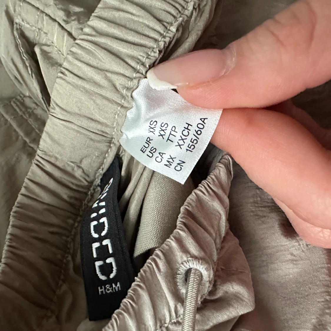 Beiga cargopants från H&M Divided - 1
