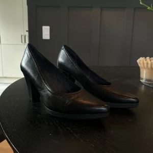 Svarta pumps från Vagabond - Klassiska svarta pumps från Vagabond med medel spetsig tå och mellan hög klack. Skorna är tillverkade i skinn och har en stilren, tidlös design som aldrig går ut ur mode och passar till många olika outfits🖤 
