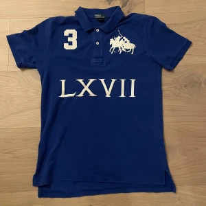 Polo Raulph Lauren blå. - Riktigt fet polo i storlek S. Väldigt bra skick.