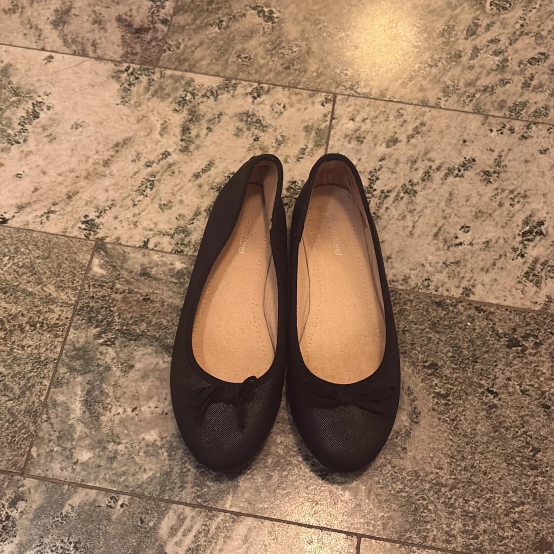 Svarta ballerinaskor med rosett