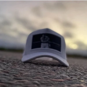 Vit velvet keps limeted edition 8st kvar! - Vit velvet keps . Perfekt för dig som behöver en ny keps inför sommaren! Endast 8st kvar så passa på dom tar slut fort!