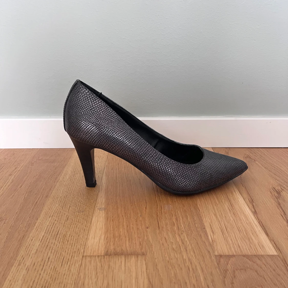 Grå pumps med ormskinnsmönster - 1