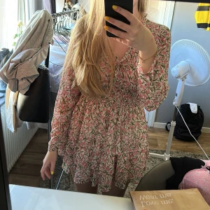 Sommarklänning - Rosa klänning från Zara, strl L men jag som har S kan ha den💕