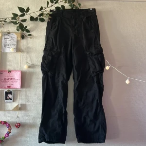 svart cargobyxa - från h&m divided, storlek 34, typ midwaist