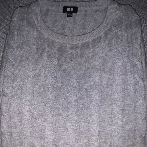 Kabestickad tröja från uniqlo - Snygg kabelstickad tröja från uniqlo som är i riktigt fint skick  De finns Kashmir i den, Nypris 1000kr Mitt pris: 250kr Pris kan diskuteras vid snabb affär Storlek M men sitter som S/XS, har endast en defekt vid nacken men syns inte