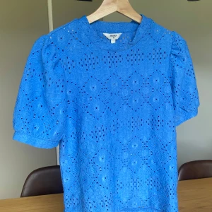 Blå spetsblus från OBJECT - Säljer en blå blus från OBJECT💙💙