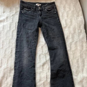 Svarta jeansbyxor från Gina Tricot - Säljer ett par svarta byxor från Gina tricot i storlek 152 då dom var försmå💞 Bra skick anndvänt ett antal gånger men dom är precis som ny 💞priset går att diskutera 💞