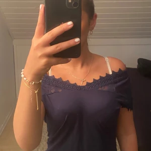 Jätte fin unik spets tröja - Jätte fin unik spets tröja som man kan ha på två olika sätt💗 Den är i bra skick