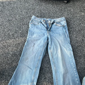 Ljusblå jeans från LAB Industries - Ljusblå jeans från LAB Industries med klassisk femficksdesign och dragkedja. Jeansen har raka ben och normal passform, perfekta för en avslappnad stil. Snygga detaljer med synliga sömmar och knapp i midjan.