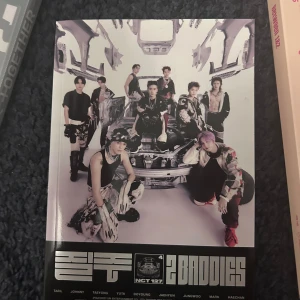 2 Baddies Album Kpop - Upptäck NCT 127:s album '2 Baddies' med coola bilder på medlemmarna och futuristisk design. Perfekt för dig som älskar K-pop, musik och snygga samlarobjekt. Albumet innehåller flera låtar och exklusiva foton för fans.