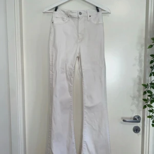 Vita peachy flare High Waist jeans oanvända  - Vita peachy flare High Waist jeans från bikbok! (Stretchiga och jätte snygga!)  Storlek S, längd 31 Nypris 400kr   Oanvända finns inga anmärkningar alls!  Vill du ha fler bilder säg till, är rätt svårt att fota vita plagg! ☺️