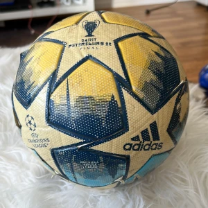 Adidas Champions League 2022 fotboll - En fin fotboll i god skick från Adidas Champions League i storlek 4