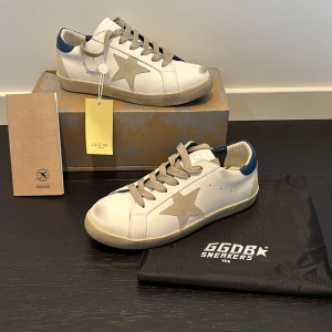 Golden goose - Säljer ett par vita Golden goose skor i utmärkt skick. Skorna är i storlek 41 och box samt tillbehör ingår även. Pris är ej skrivet i sten men var rimlig. Hör av er vid frågor.