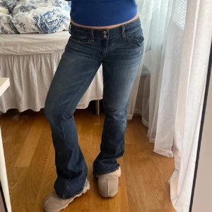 American eagle jeans - jättesnygga lågmidjade ae jeans, säljer då de tyvärr inte passade mig. innerbenslängden är ca 82 cm och midjemått är 40 cm, passar xs-s. lite långa på mig som är 163💓