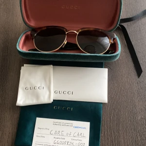 Gucci Solglasögon - Säljer ett par Gucci solglasögon i mycket bra skick. Köptes på Careofcarl för många år sedan men då jag har andra som jag använder mer så är dom använda väldigt sparsamt.  Cond: 10/10 Dustbag, fodral, microfiberduk ingår.  Modellen heter GG0058SK och den verkar inte tillverkas längre. Bevis för äkthet finns!
