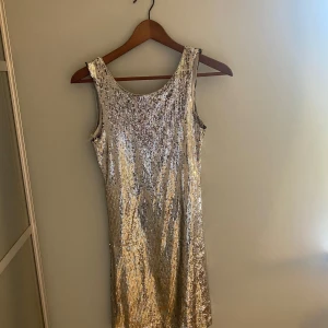 Glitter klänning  - En fin glitter klänning från VILA i storlek XS. Lite trasig i ärmarna men det syns inte och det går lätt att laga.