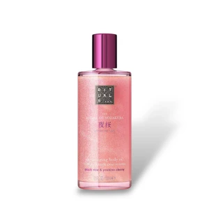 Ny! Rituals The Ritual of Yozakura Shimmering Body Oil - Ny! Glittrande kroppsolja med doft av black rice och yoshino cherry. Oljan har en rosa ton med skimrande effekt och kommer i en elegant glasflaska med metallicrosa lock. Perfekt för att ge huden lyster och en lyxig känsla. Full size 