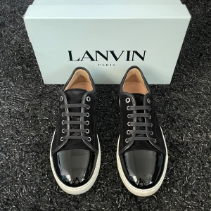 Lanvin Skor - Säljer nu ett par sjuka snygga Lanvins! Skicket är extremt fint. Priset är inte hugget i sten vid snabb affär☺️Box medföljer! Hör gärna av er om ni har fler frågor!