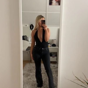 Svart body - Säljer denna svarta urringade body, använd en gång. Köpt på Boohoo för längesen. Nyskick. 