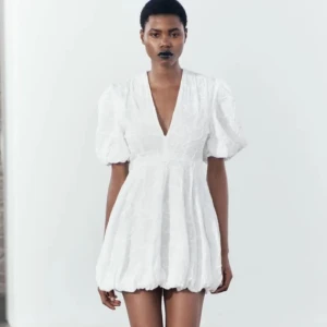 Studentklänning  - Säljer denna super snygga eftertraktade klänning från Zara, perfekt inför studenten! Första två bilderna är lånade🩷