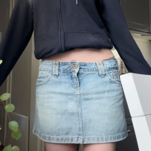 Ljusblå jeanskjol med broderade bakfickor - Säljer en så så snygg  ljusblå jeanskjol❤️ jättefina bakfickor!! Pris kan alltid diskuteras