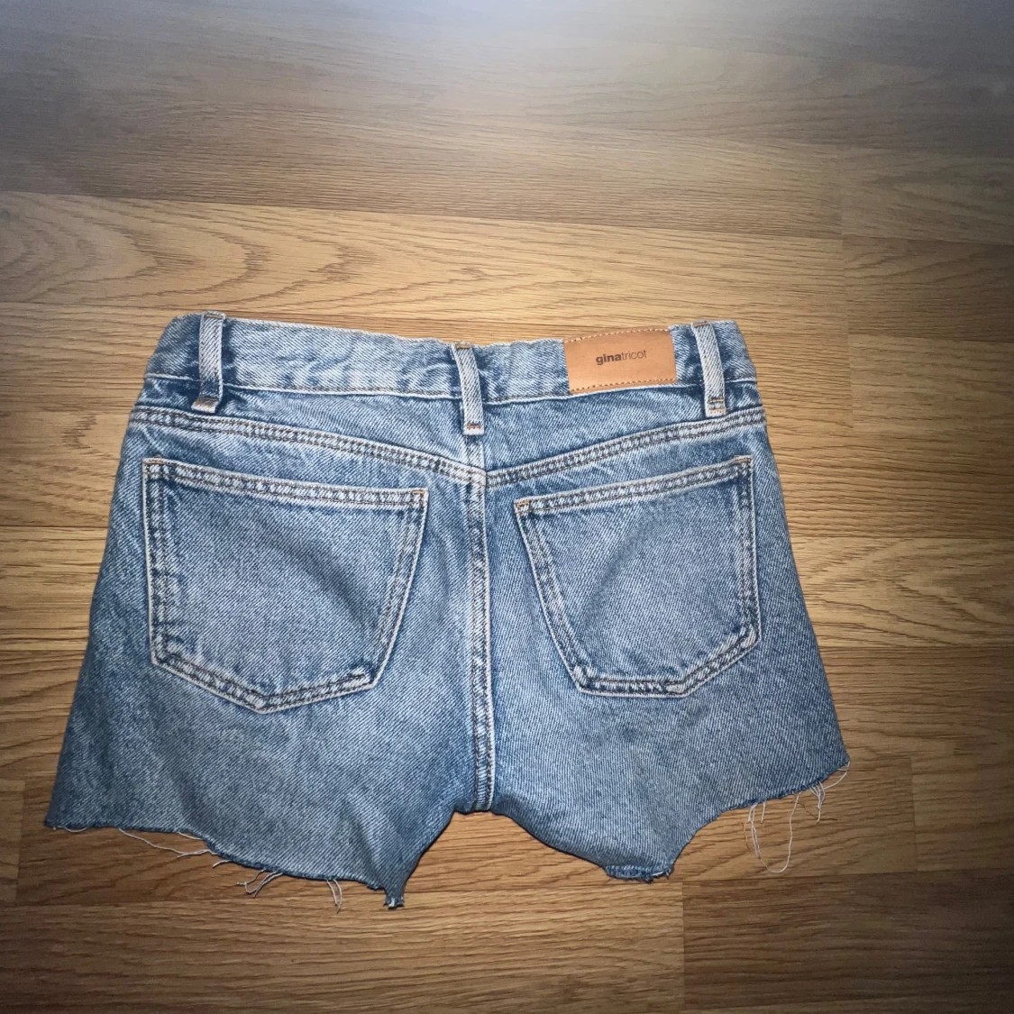 Blå jeansshorts från Gina Tricot - 1
