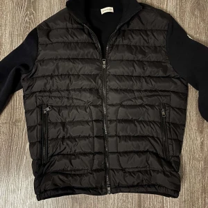 Moncler cardigan  - Säljer denna moncler cardigan i storlek L. Denna jacka är även hydrofobisk alltså blir den inte våt. Kan gå ner i pris