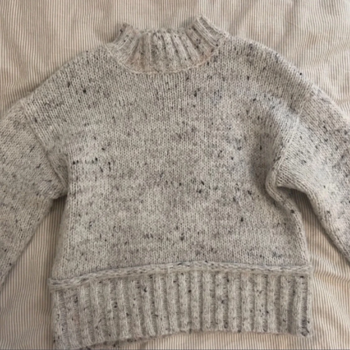 Ljusgrå stickad tröja från Primark med lite krage  - 1