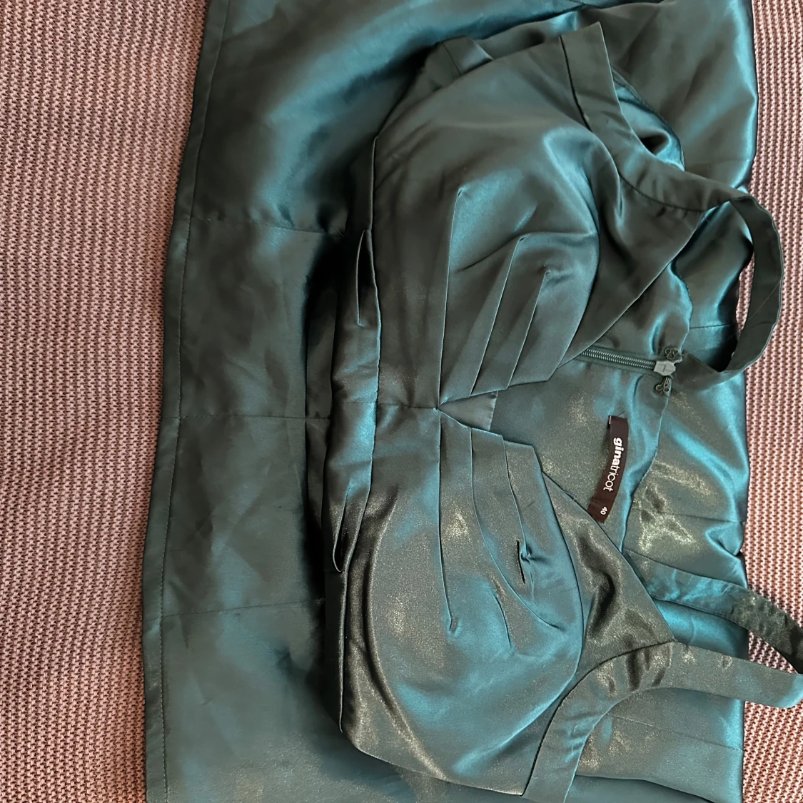 Mörkgrön satin klänning från Ginatricot  - 1