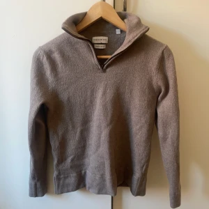Merino ull halfzip - Halfzip från volt. Den krympte tyvärr i tvätten. Använd 2 gånger. Storlek nu är som XS. Kom gärna dm om du har några funderingar. Nypris ca 1200
