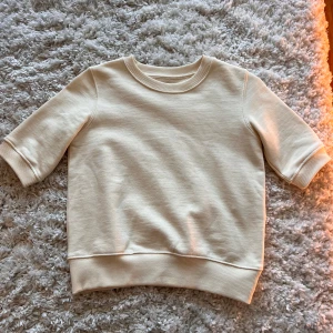 Beige tee-top från Zara  - Säljer en super fin tee-top från Zara i storlek 140💕nästan aldrig använd och i nyskick. 