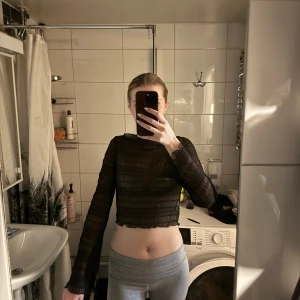 Svart croppad meshtröja - Säljer en svart croppad långärmad fest topp❤️