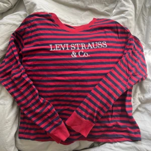 Randig Levi’s Tröja - Sparsamt använd, har dock haft i ex antal år och legat i garderoben. Går att pruta vid snabbt köp. Köpt på Jeansbolaget för ca 500 spänn.